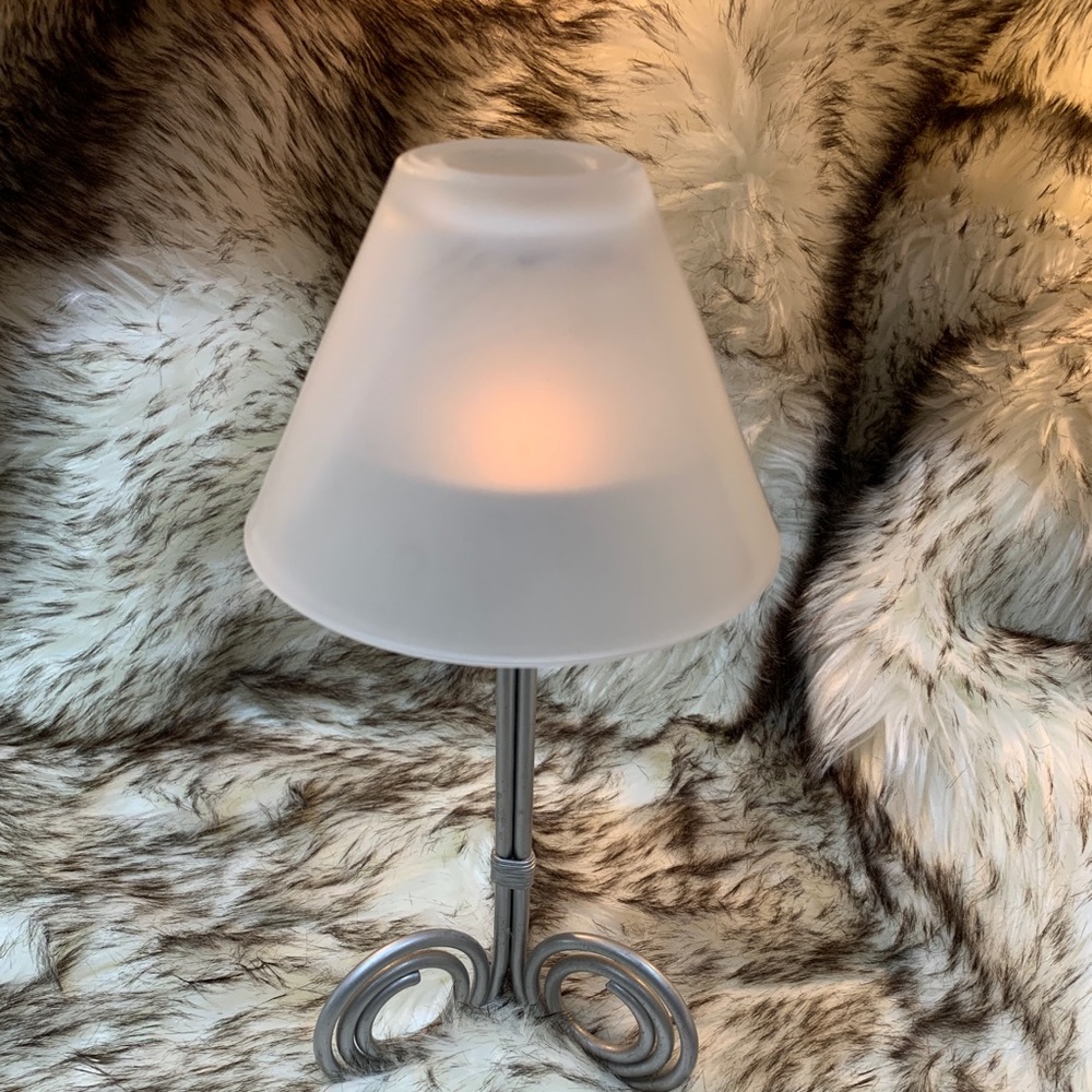 Tea light lamp with frosted shade